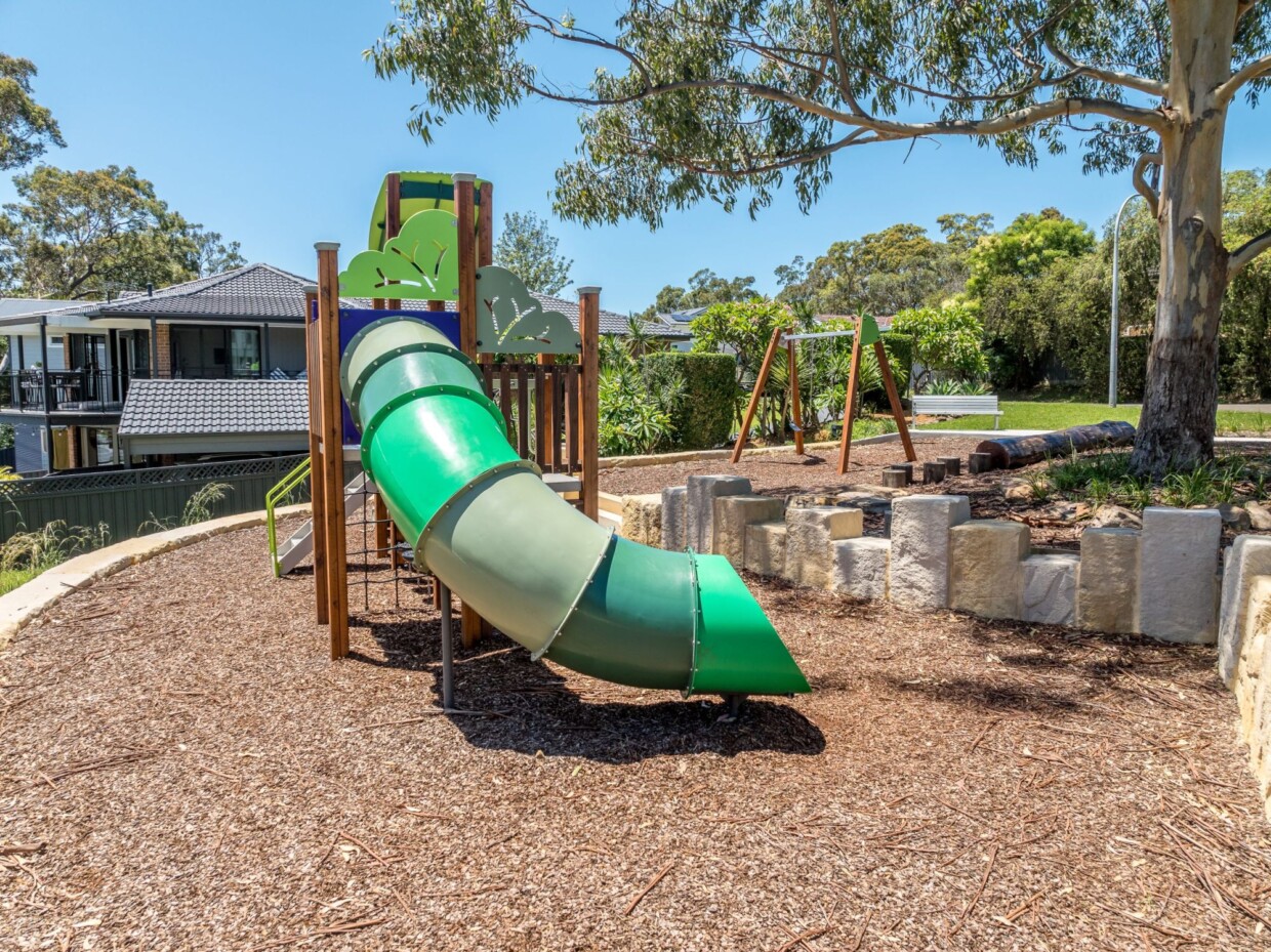 moduplay_akuna ave reserve playground_tube slide